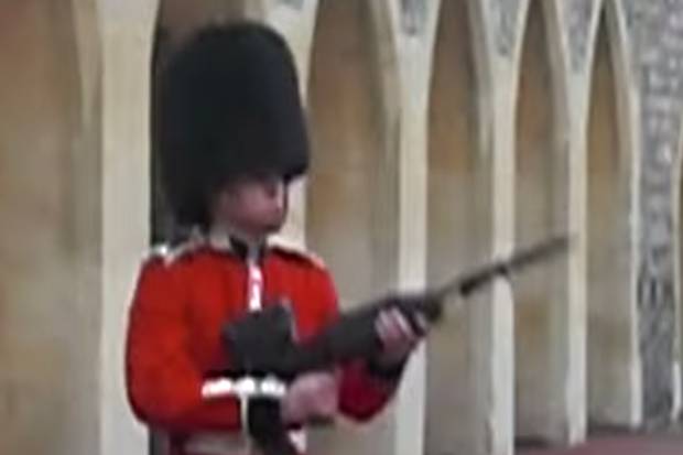 Video: Queen's Guard soldier aims gun at tourist who irritated him