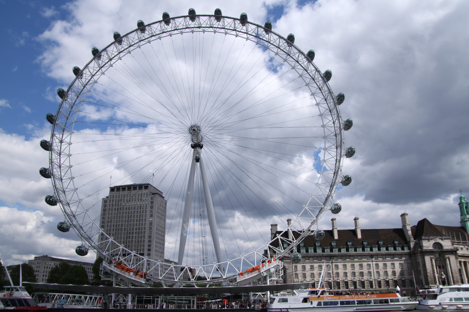 The London Eye and La Grande Roue de Paris Ferris Wheels