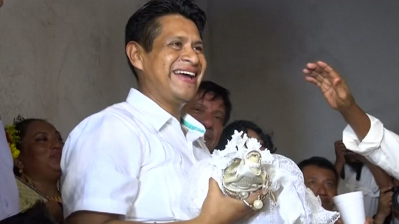 Mexico: Local mayor marries crocodile in hope of good harvest
<p data-wpview-marker=