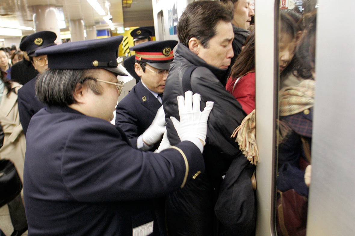 Трамбовщик в метро в Японии