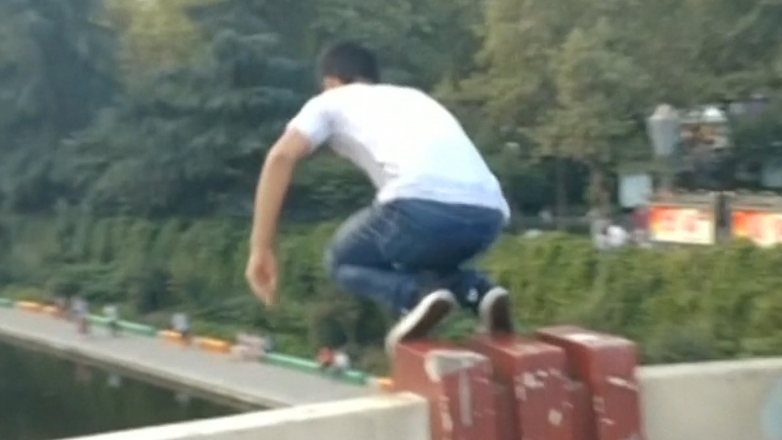 tørst sortie brevpapir China: Man jumps off bridge three times to cure his depression [video]