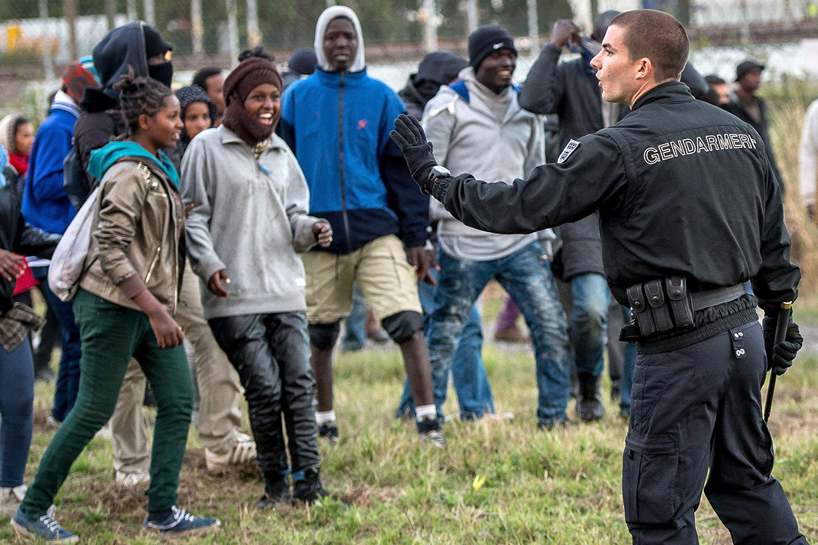 Calais crisis: Migrants play cat and mouse with overwhelmed French ...