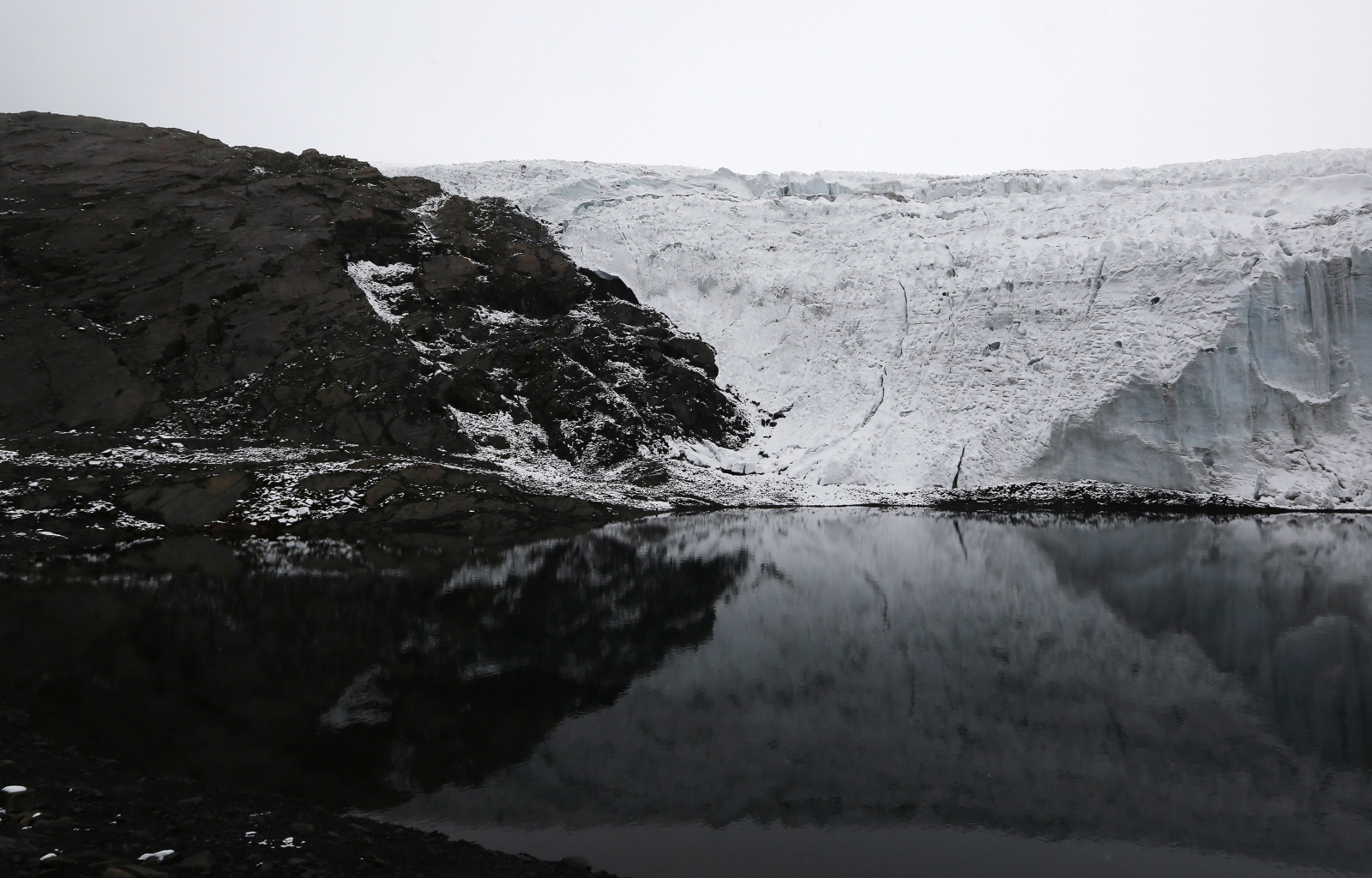 Исчезающие ледники. Талая вода ледников. Исчезнувшее ледниковое озеро в Чили.