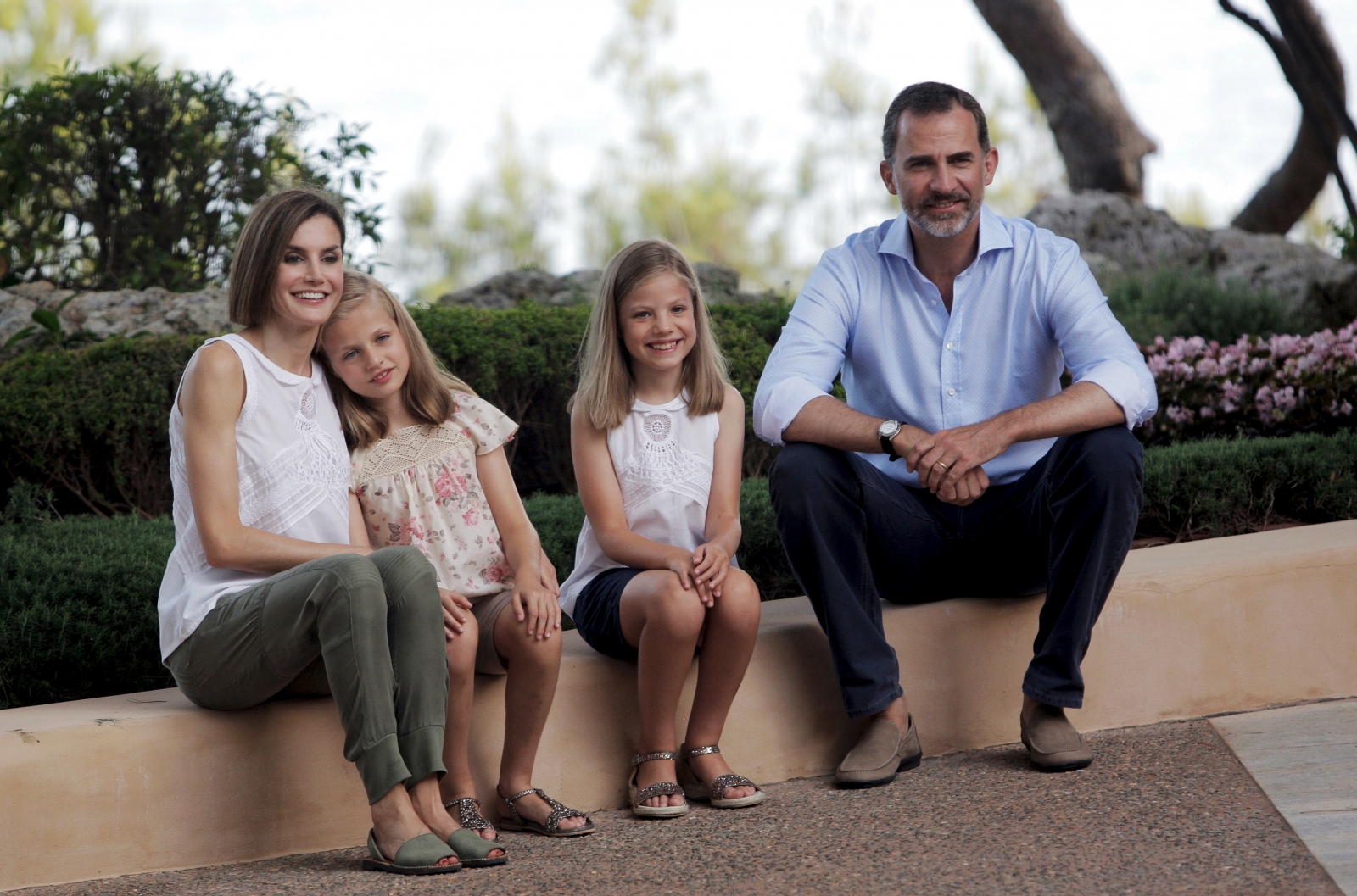 Spanish royals take family photos while vacationing in Mallorca