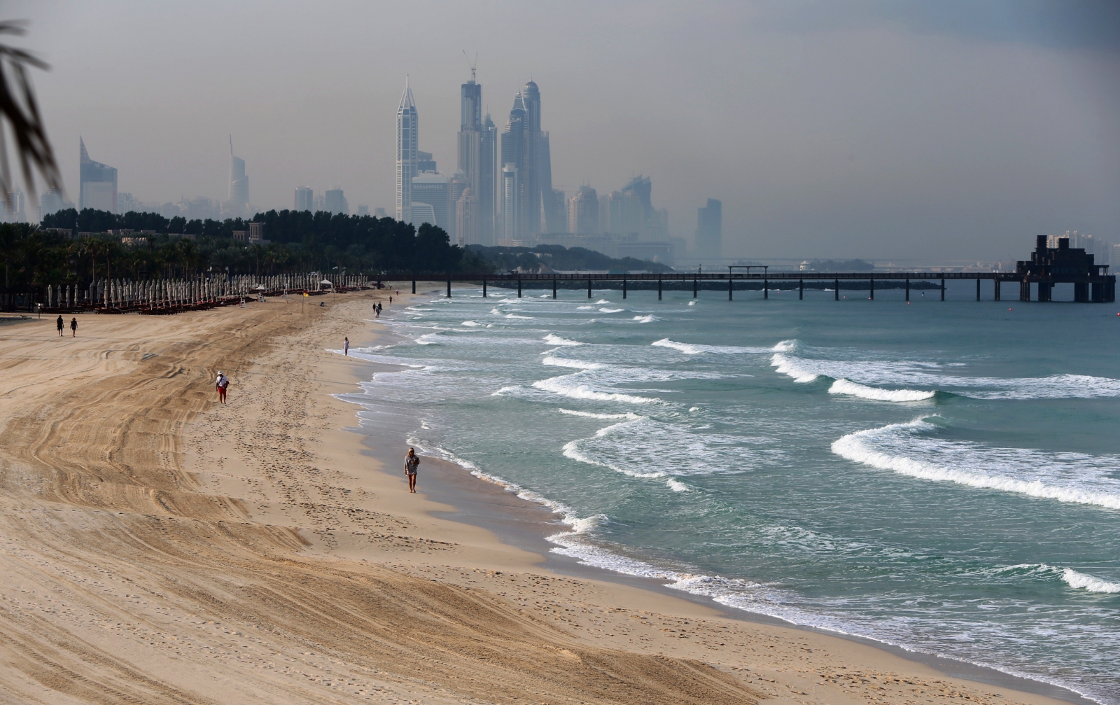 Шторм в эмиратах. Дубай фото пляжей. Арабские эмираты шторм. Дождь в арабских Эмиратах. Дубай пляжи фото туристов.