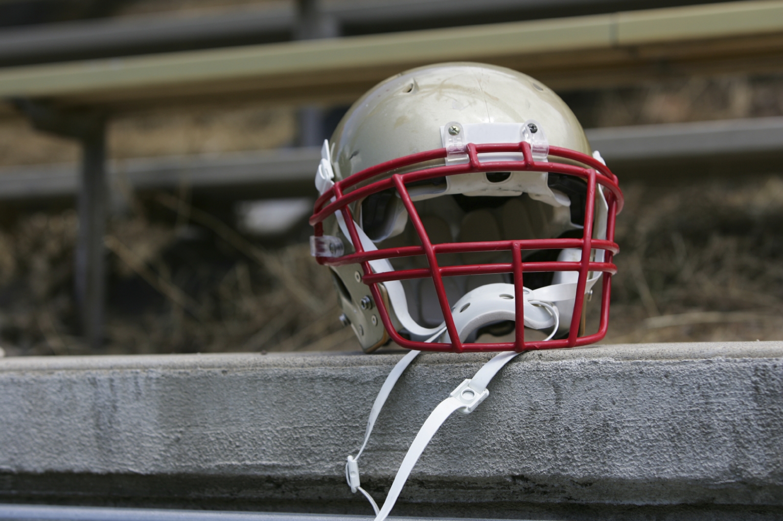 football helmet that detects concussion