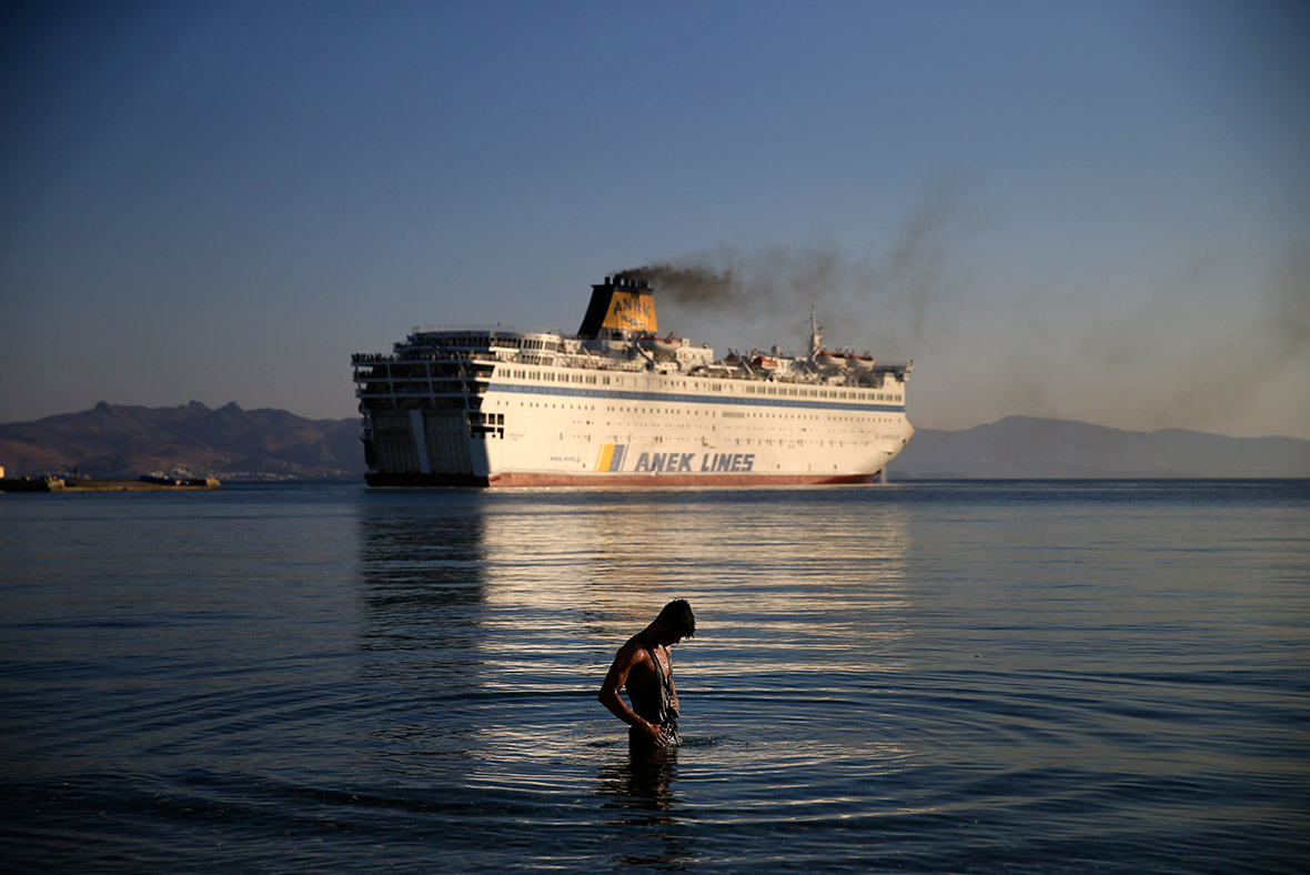 syrian migrants athens ship
