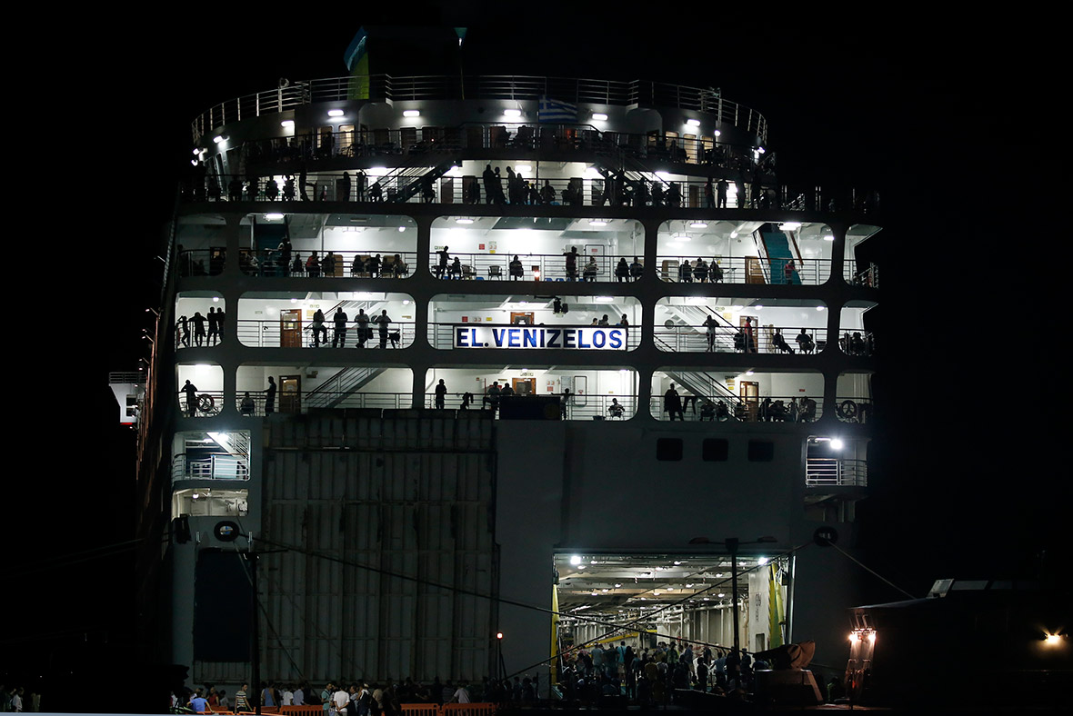 syrian migrants athens ship