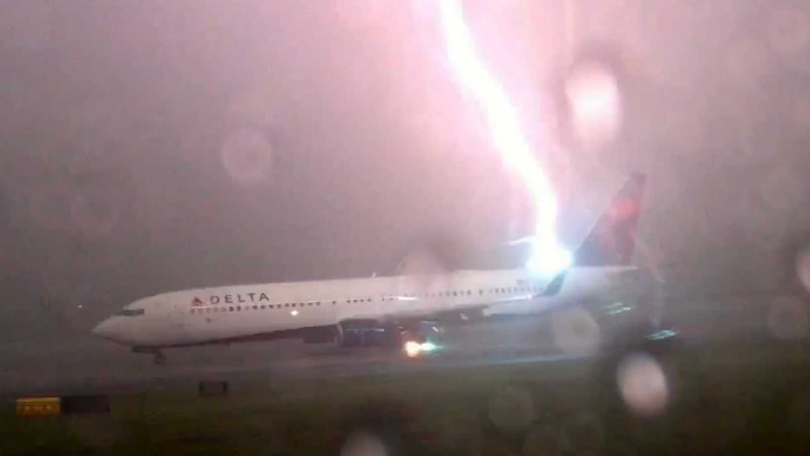Lightning Strikes Delta Boeing 737 Plane At Atlanta Airport [video]