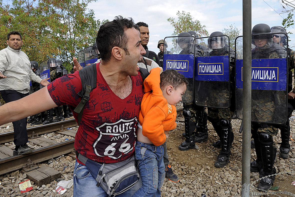 EU migrant crisis Refugees face chaotic scenes at border between