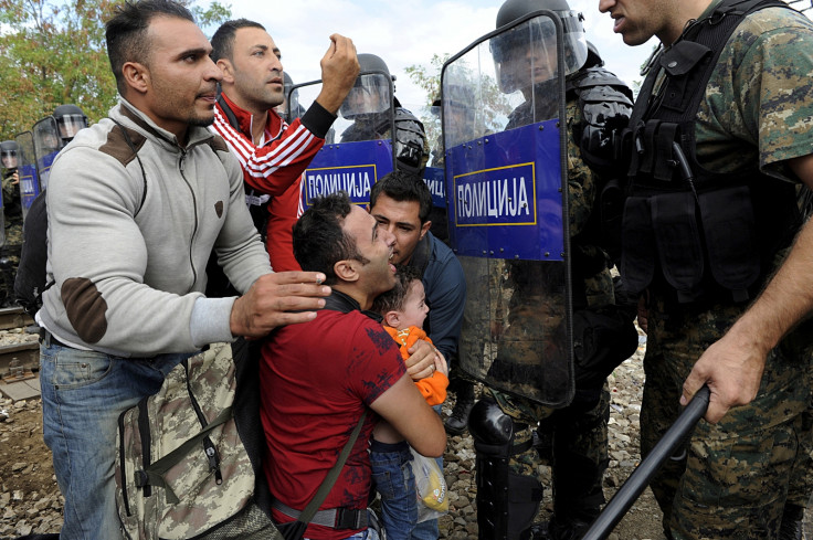 Migrants clash with border police