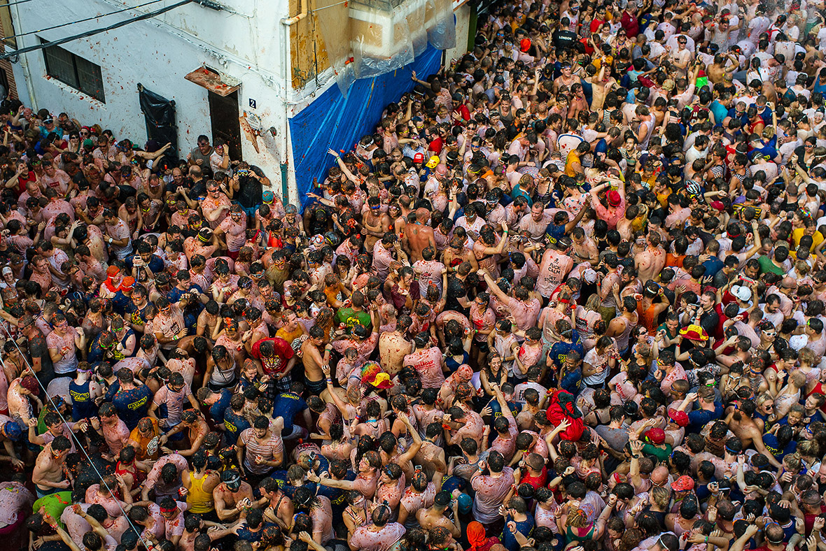 la-tomatina-2015-huge-food-fight-in-bunol-as-spain-s-annual-tomato