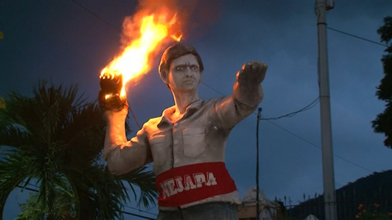 El Salvador Bizarre fireball fight during religious festival [video]