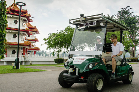 driverless golf cart tourist singapore