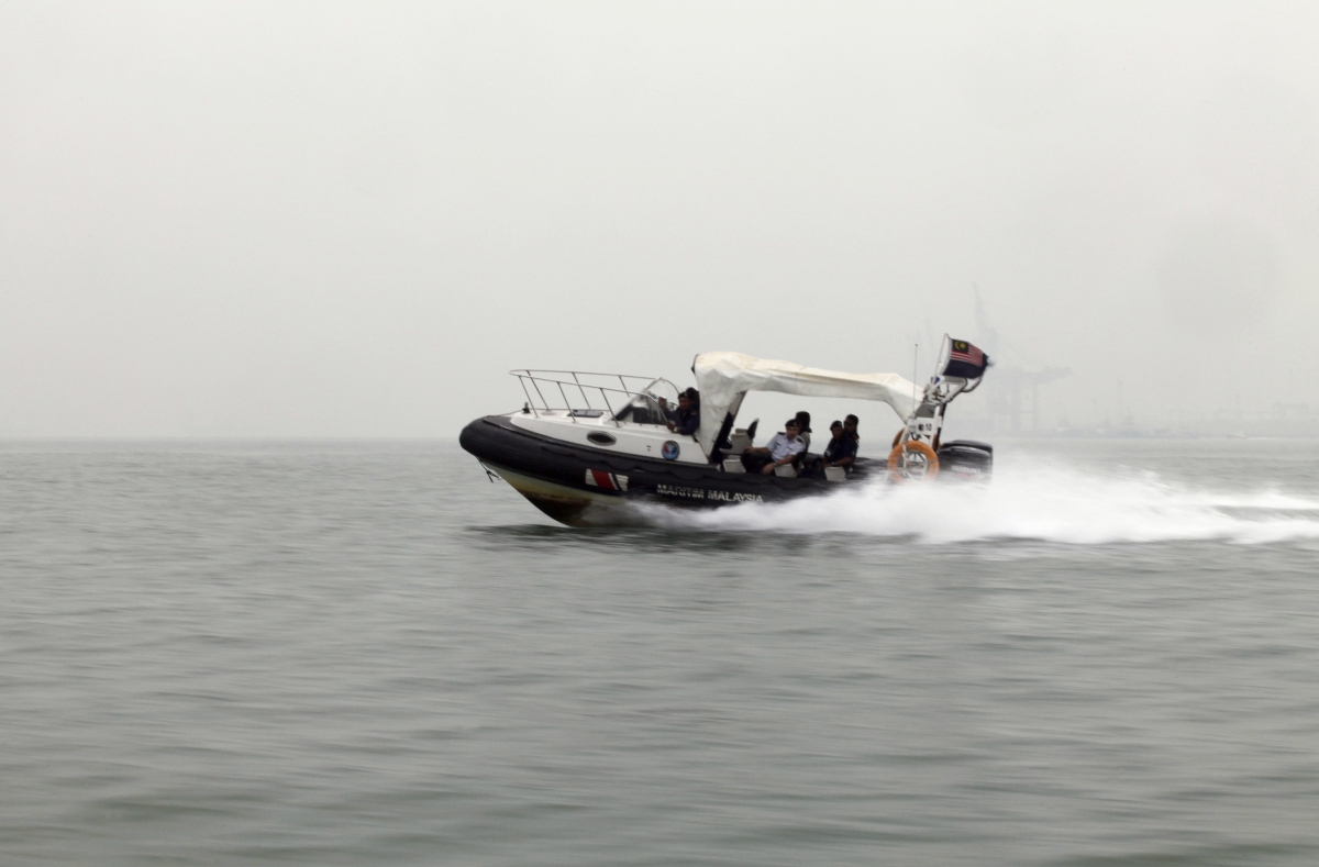 Malaysia 'immigrant' boat capsizes Malaysia 'immigrant' boat capsizes
