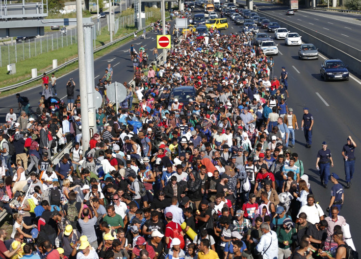 Hundreds of migrants walk to Austria