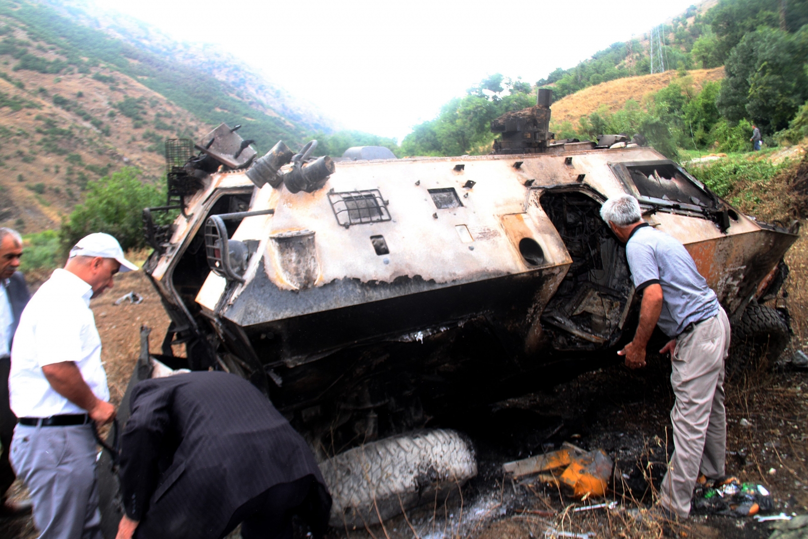 Turkey: Bomb on police bus 'kills 10' as warplanes strike PKK rebels ...