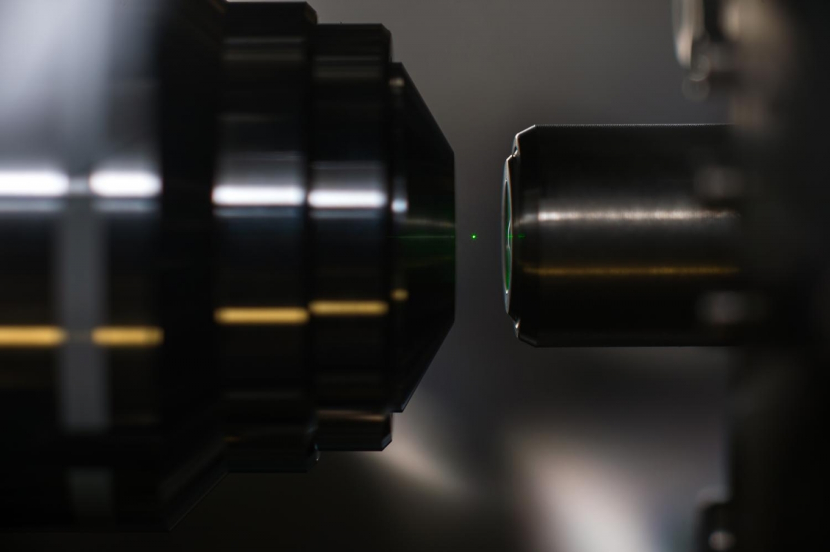 Nanodiamond glows while being levitated by laser Nanodiamond glows while being levitated by laser