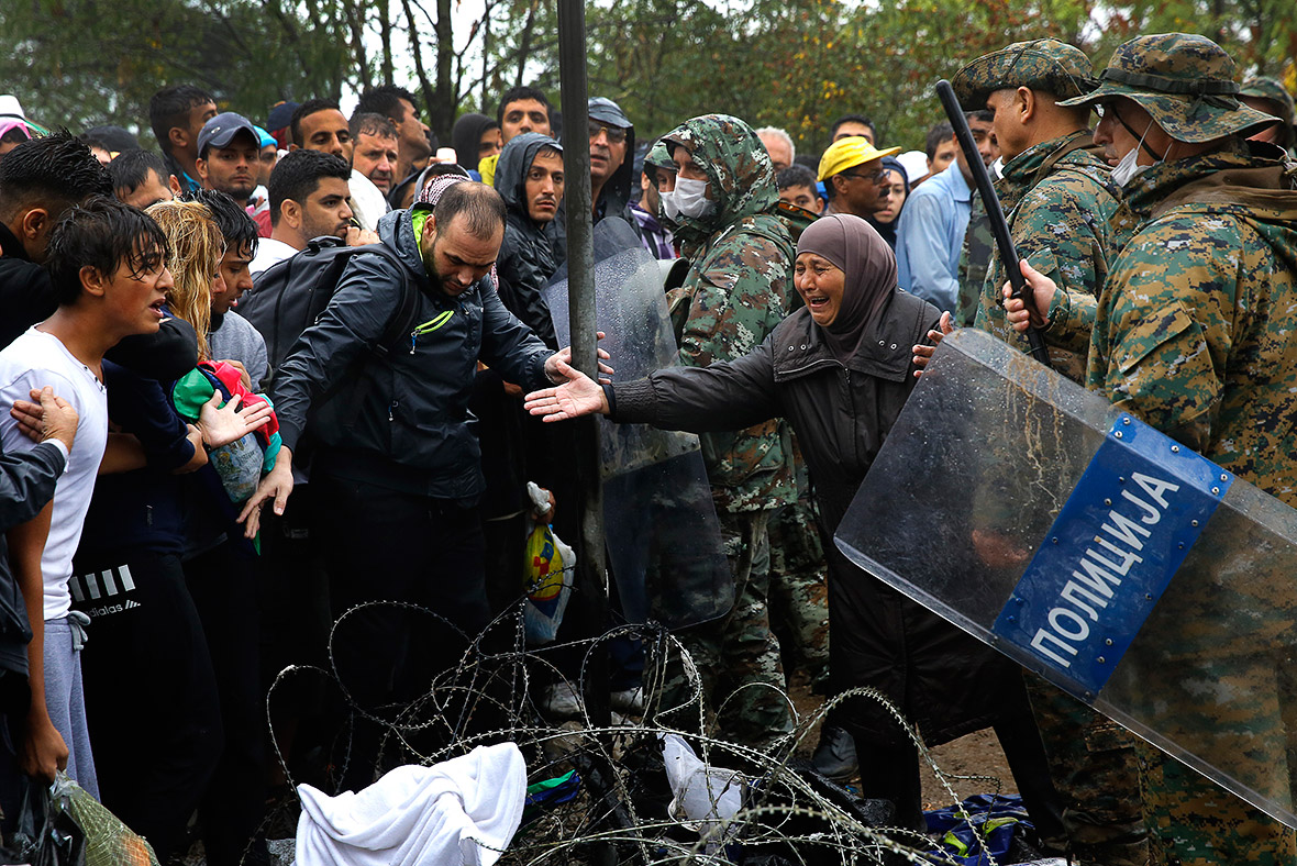 Refugees rain Greece Macedonia