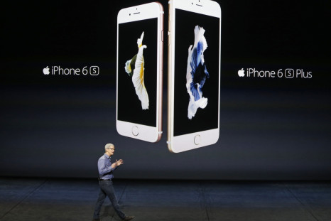 Tim Cook with iPhone 6s 