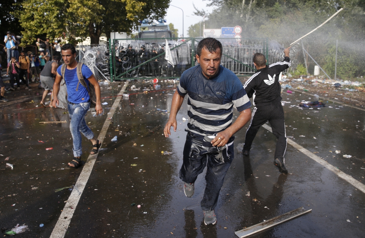 Hungary border crossing police teargas migrants