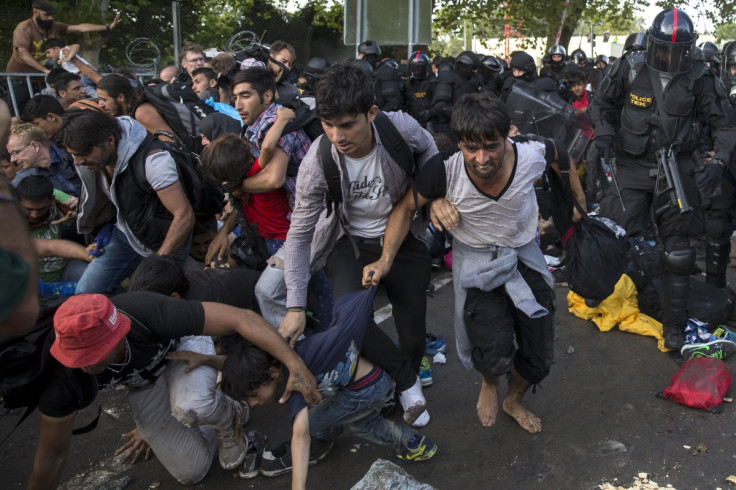 Hungarian riot police migrants Serbia