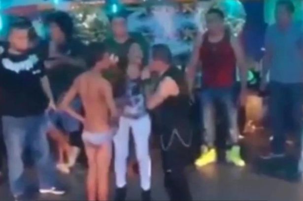 Mexico Nightclub closed after woman performs graphic sex act in exchange for free drink bilde