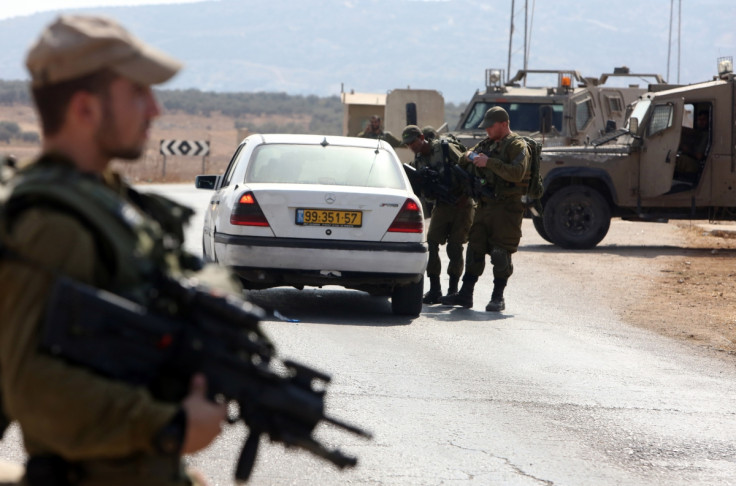 Israeli soldiers palestinian car checkpoint 