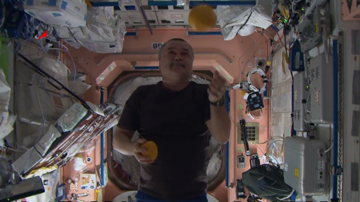 Iss Astronauts Juggle Oranges In Zero Gravity Video