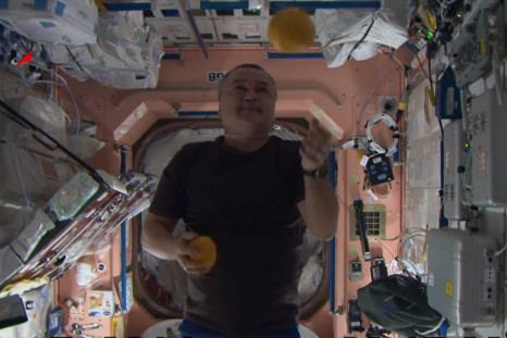 Juggle oranges in space