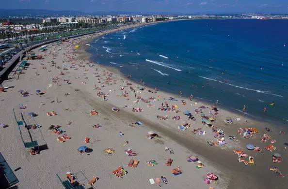 Man filmed stealing bag on live TV as tourist raves about Barcelona - Vimarsana News