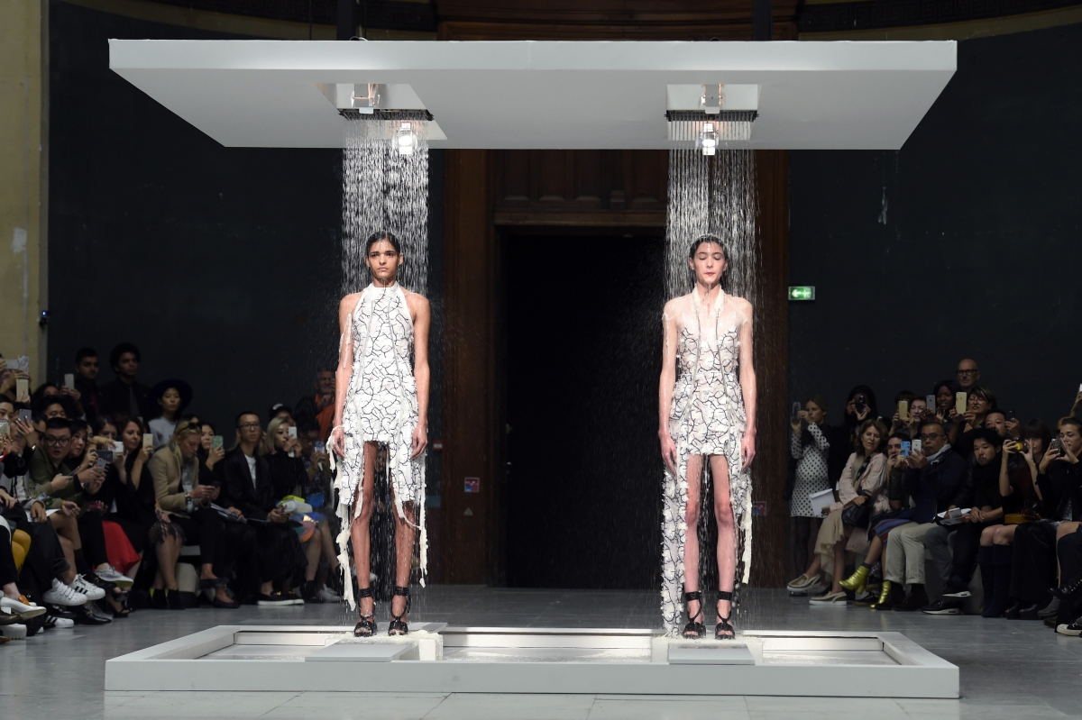Hussein Chalayan SS16 dissolving dresses finale