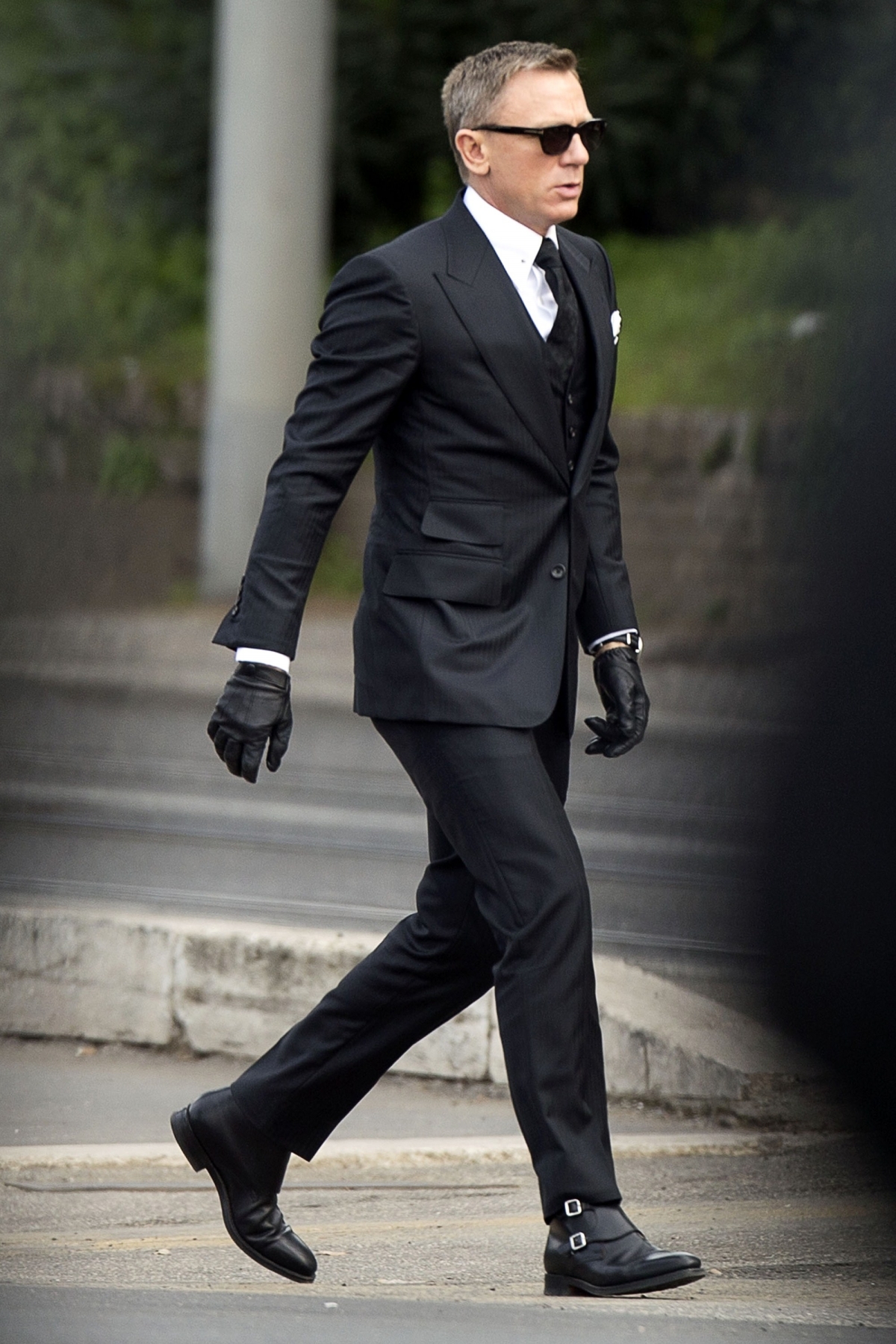 SPECTRE: Daniel Craig looks suave as James Bond meets with Moneypenny | Bond  suits, James bond suit, Mens outfits
