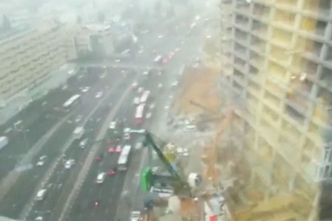 Israel: Winds blow crane onto busy motorway
