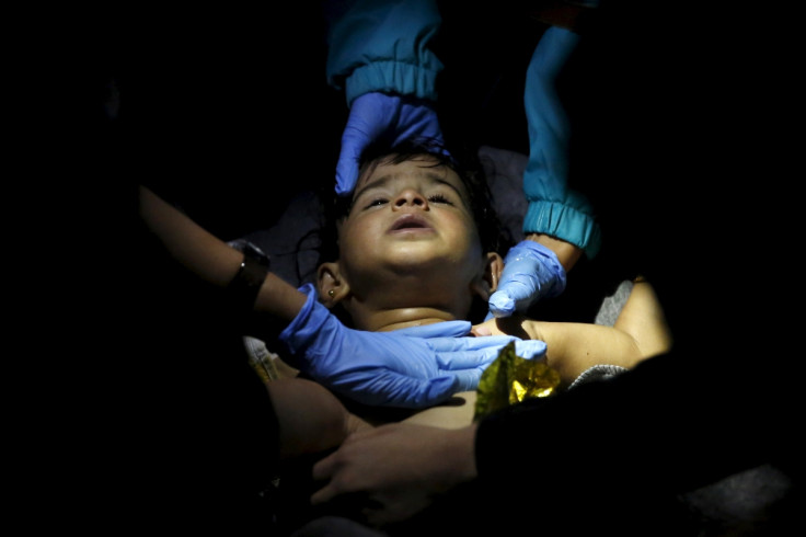 Lesbos: medics work to save a child