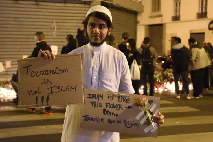 Muslim shows solidarity with Paris victims