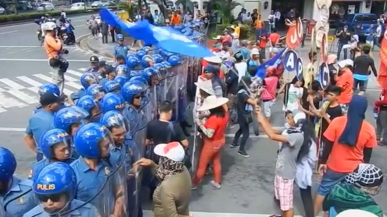 Protesters and police clash in Manila