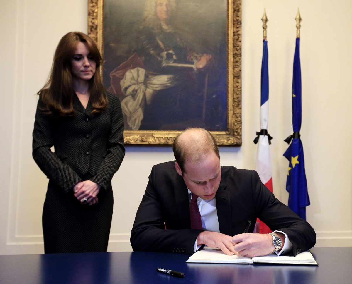 Paris attacks Prince William and Kate Middleton sign nos plus sincres condolances