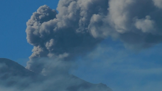 Ecuador: Tungurahua volcano erupts covering houses with ash