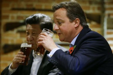 David Cameron enjoys a pint with President Xi Jinping 
