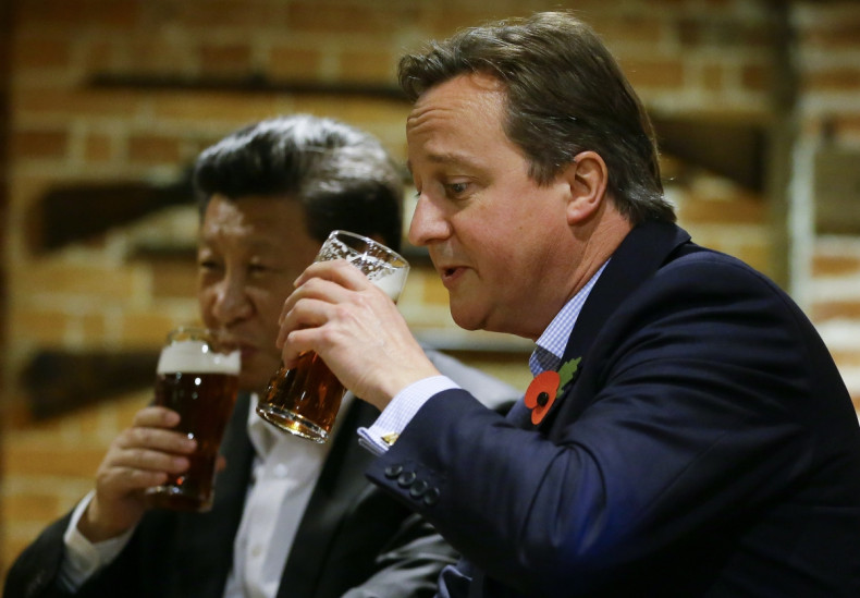 David Cameron enjoys a pint with President Xi Jinping 