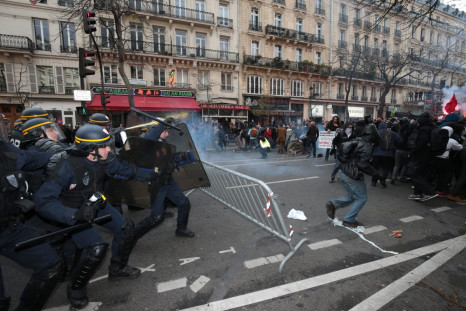 Protesters clash with French police
