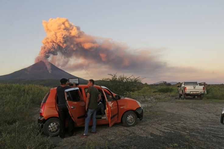 Momotombo volcano erupting in Papalonal