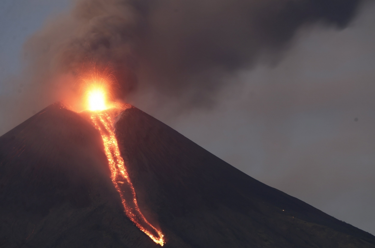 Momotombo: Video shows Nicaragua volcano erupt with ash and lava for