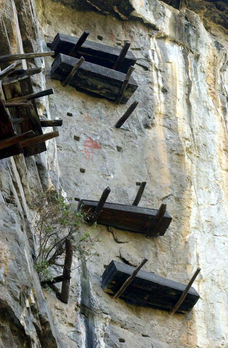 China hanging coffins