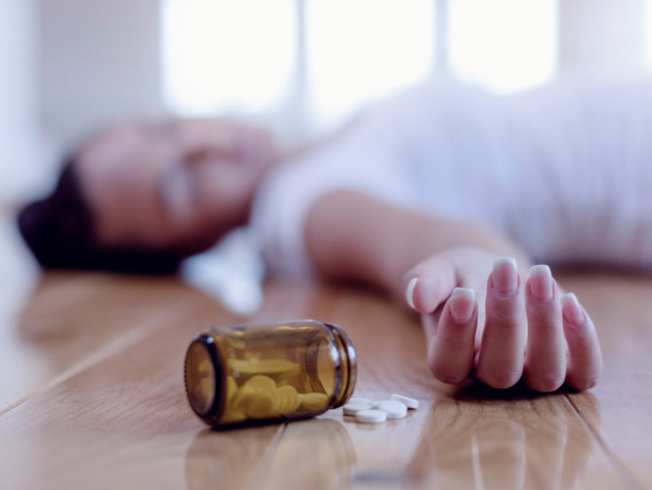 Pills drug overdose woman 