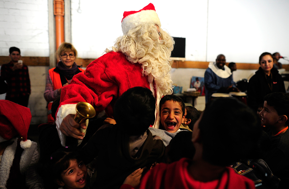 Migrants in Germany: Refugee children sing Christmas carols and get ...