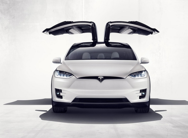 Tesla Motors celebrates Christmas with Model X SUV light show