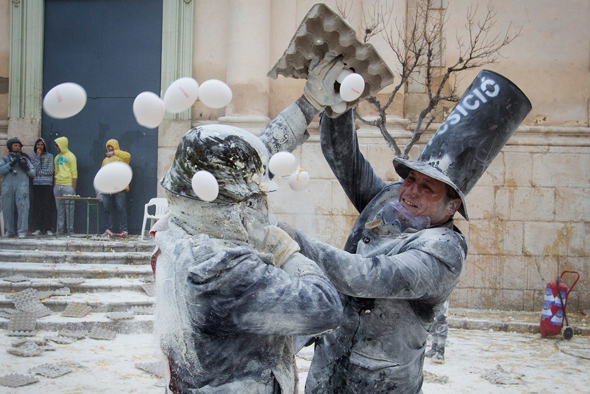 spain-s-els-enfarinats-festival-flour-and-egg-fight-in-ibi-to