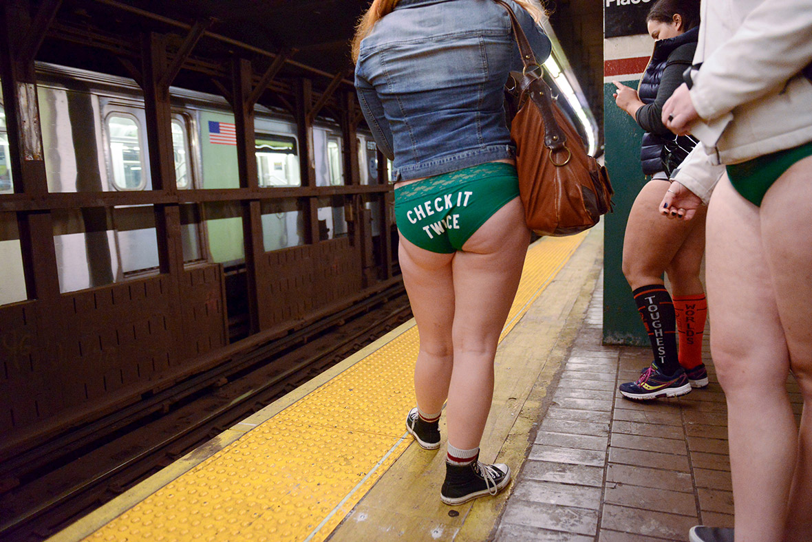 Женщины без штанов. No Pants Subway Ride Москва. В метро без штанов 2016. Бегать без штанов. Красивые женщины без штанов.